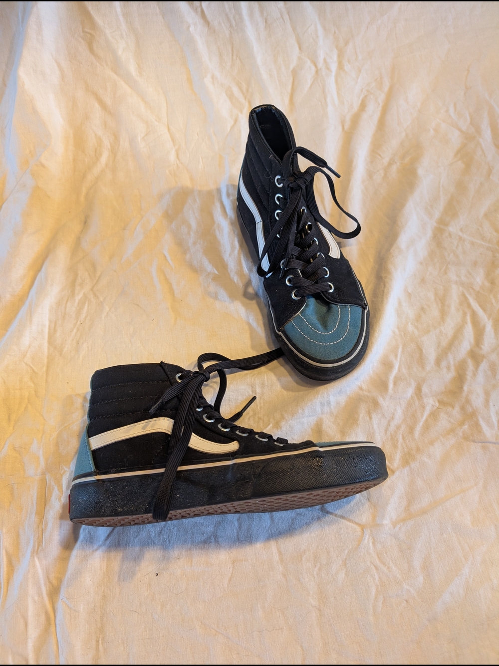 2/30$ Vans High-Top Sneakers in Black and Teal Accent